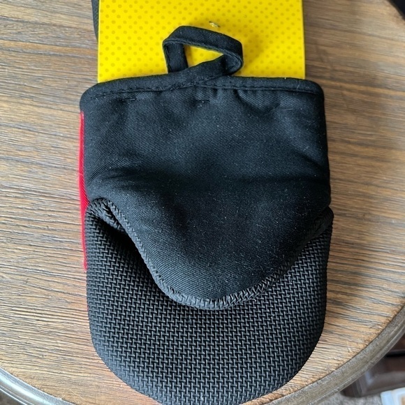 Mickey Mouse Mini Oven Mitts - Picture 3 of 4